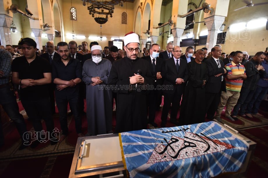 تشييع جثمان الكاتب الصحفي صلاح منتصر من مسجد عمر مكرم إلى مثواه الأخير (25)