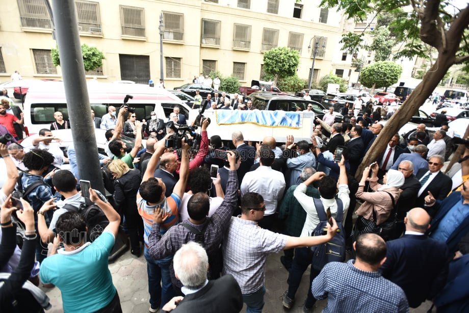 تشييع جثمان الكاتب الصحفي صلاح منتصر من مسجد عمر مكرم إلى مثواه الأخير (27)