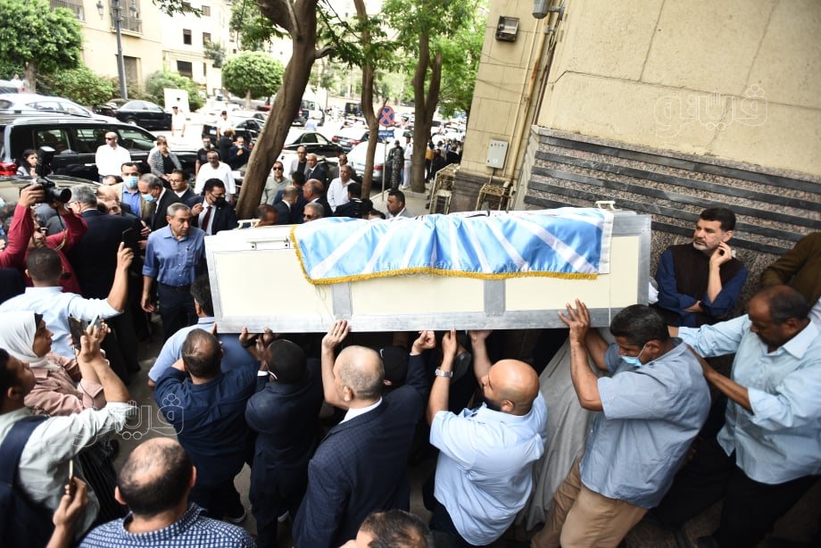 تشييع جثمان الكاتب الصحفي صلاح منتصر من مسجد عمر مكرم إلى مثواه الأخير (28)