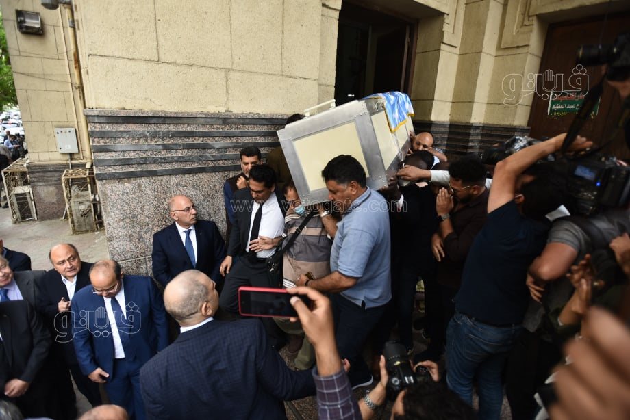 تشييع جثمان الكاتب الصحفي صلاح منتصر من مسجد عمر مكرم إلى مثواه الأخير (36)