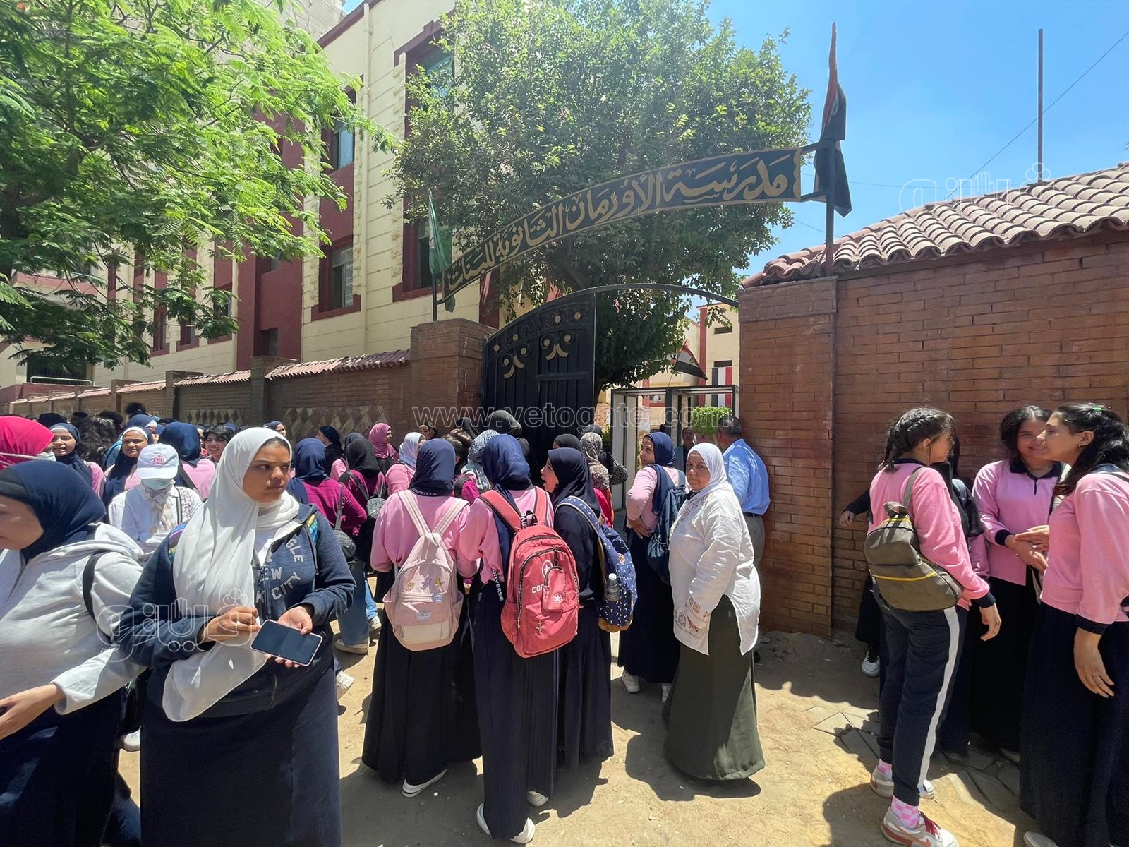 طلاب الصف الثاني الثانوي بالجيزة (1)