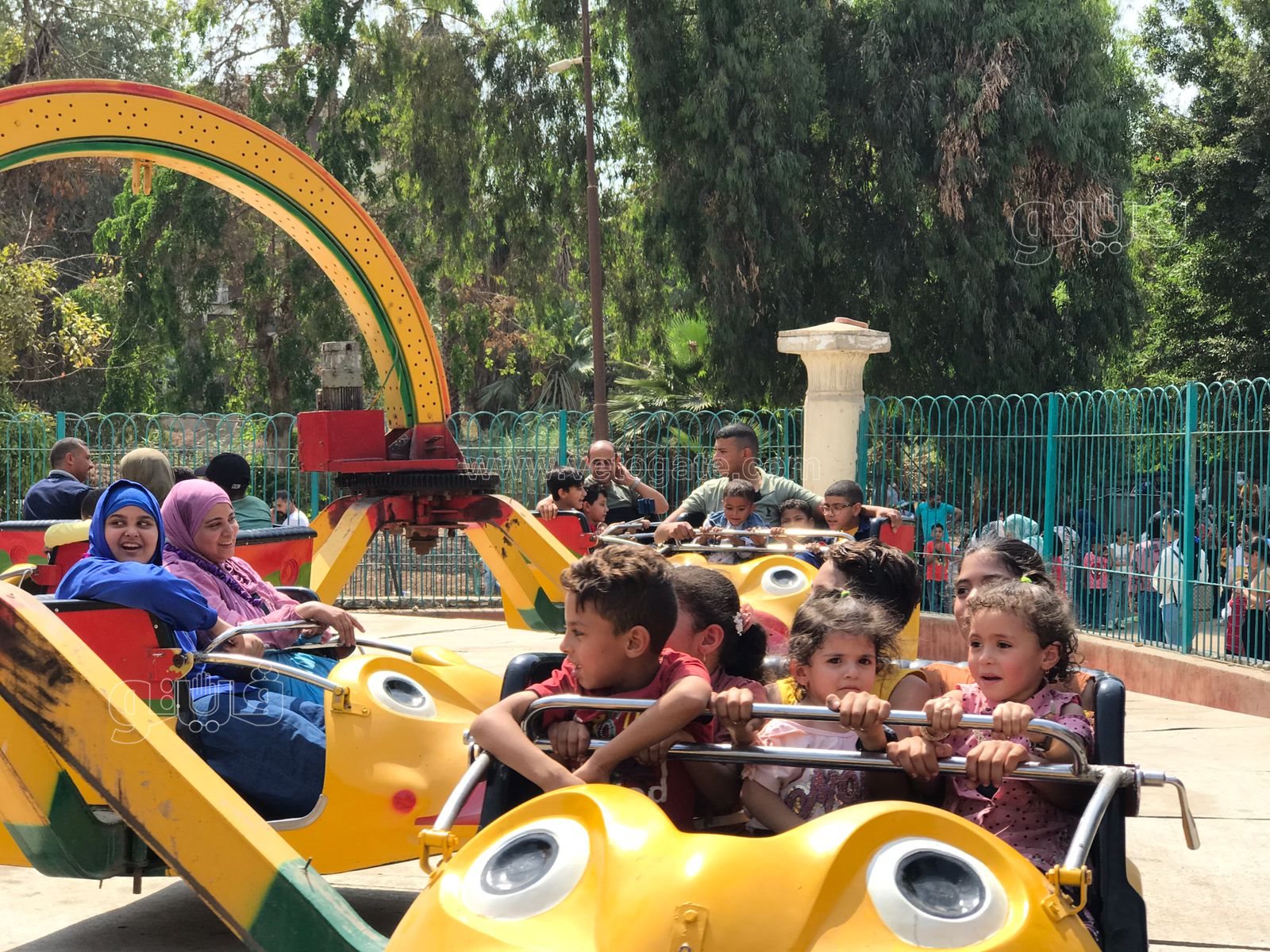 زحام واقبال كبير من العائلات على حديقة الحيوان (12)