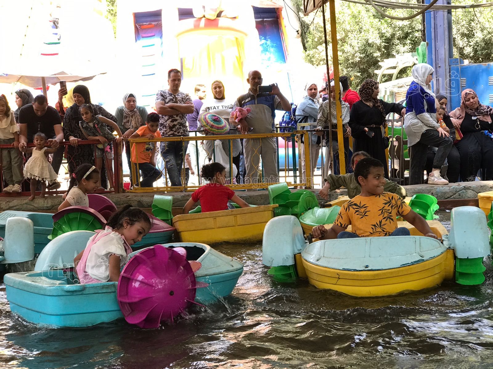 زحام واقبال كبير من العائلات على حديقة الحيوان (8)