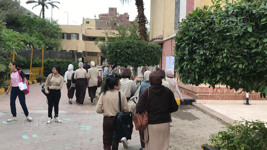 لحظة دخول طالبات أولي ثانوي لأداء امتحان الفيزياء والفلسفة (1)