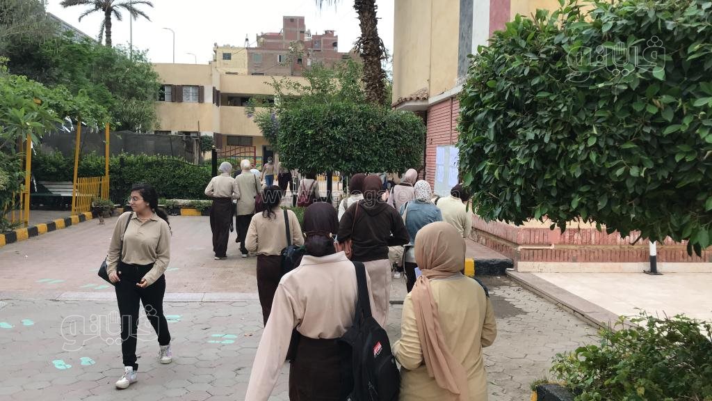 لحظة دخول طالبات أولي ثانوي لأداء امتحان الفيزياء والفلسفة (2)