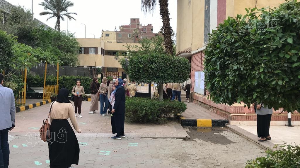 لحظة دخول طالبات أولي ثانوي لأداء امتحان الفيزياء والفلسفة (3)