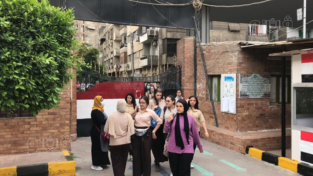 لحظة دخول طالبات أولي ثانوي لأداء امتحان الفيزياء والفلسفة (4)
