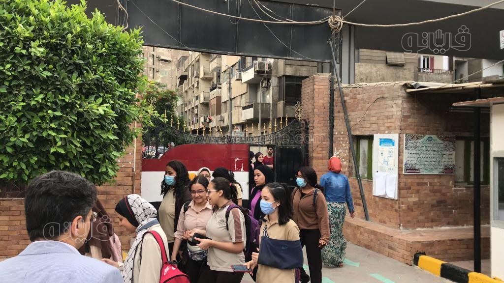 لحظة دخول طالبات أولي ثانوي لأداء امتحان الفيزياء والفلسفة (5)