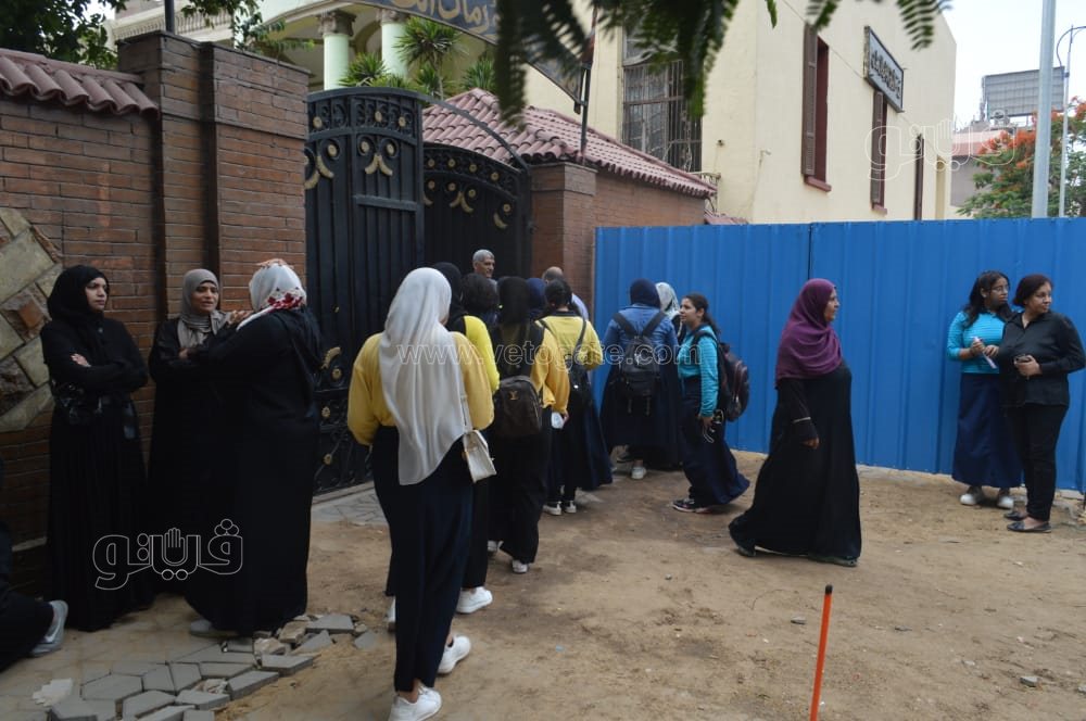 توافد طلاب أولى ثانوي بالجيزة على اللجان لأداء امتحان الفيزياء والفلسفة (1)