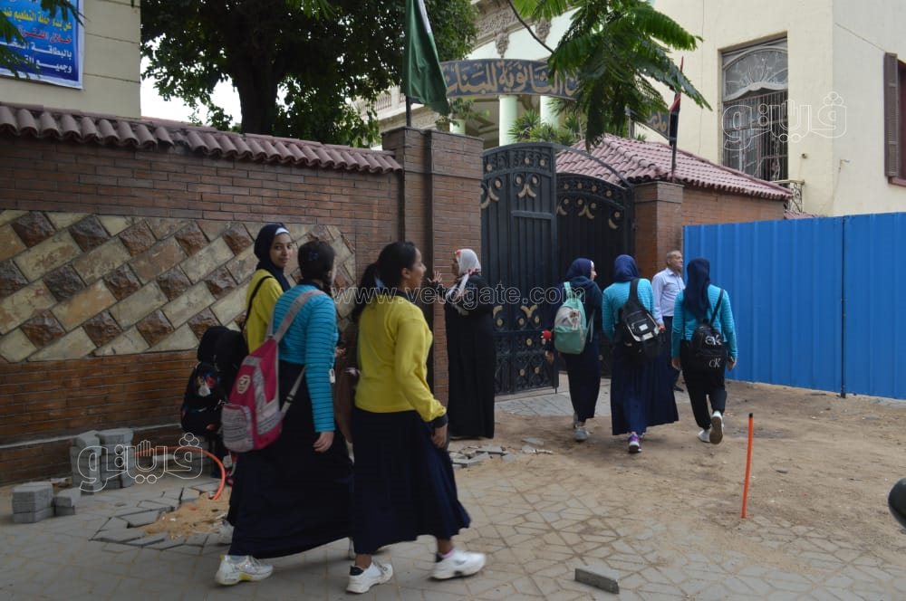 توافد طلاب أولى ثانوي بالجيزة على اللجان لأداء امتحان الفيزياء والفلسفة (3)