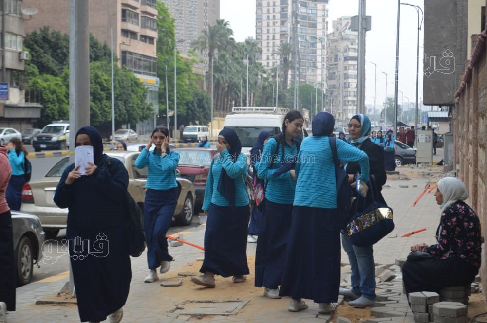 توافد طلاب أولى ثانوي بالجيزة على اللجان لأداء امتحان الفيزياء والفلسفة (4)