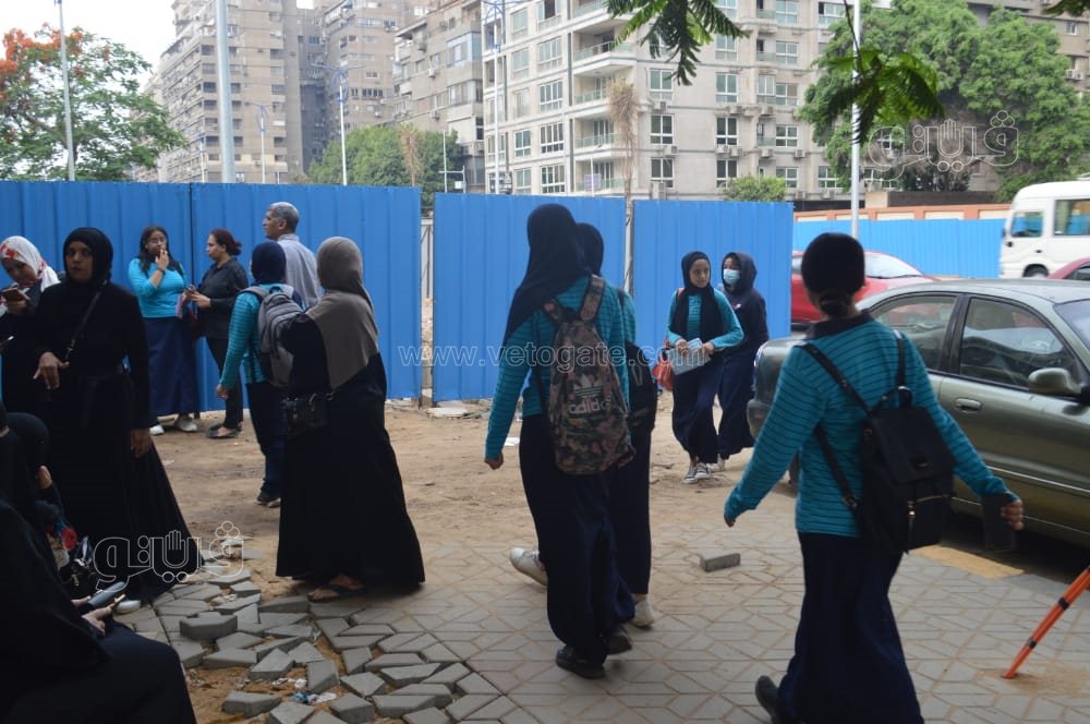 توافد طلاب أولى ثانوي بالجيزة على اللجان لأداء امتحان الفيزياء والفلسفة (5)