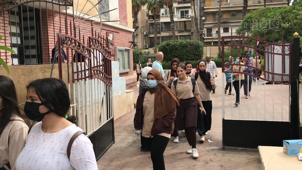 لحظة دخول طلاب الشهادة الإعدادية بالقاهرة (2)