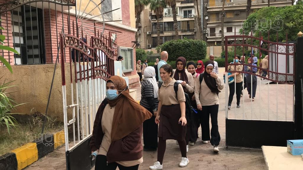 لحظة دخول طلاب الشهادة الإعدادية بالقاهرة (4)