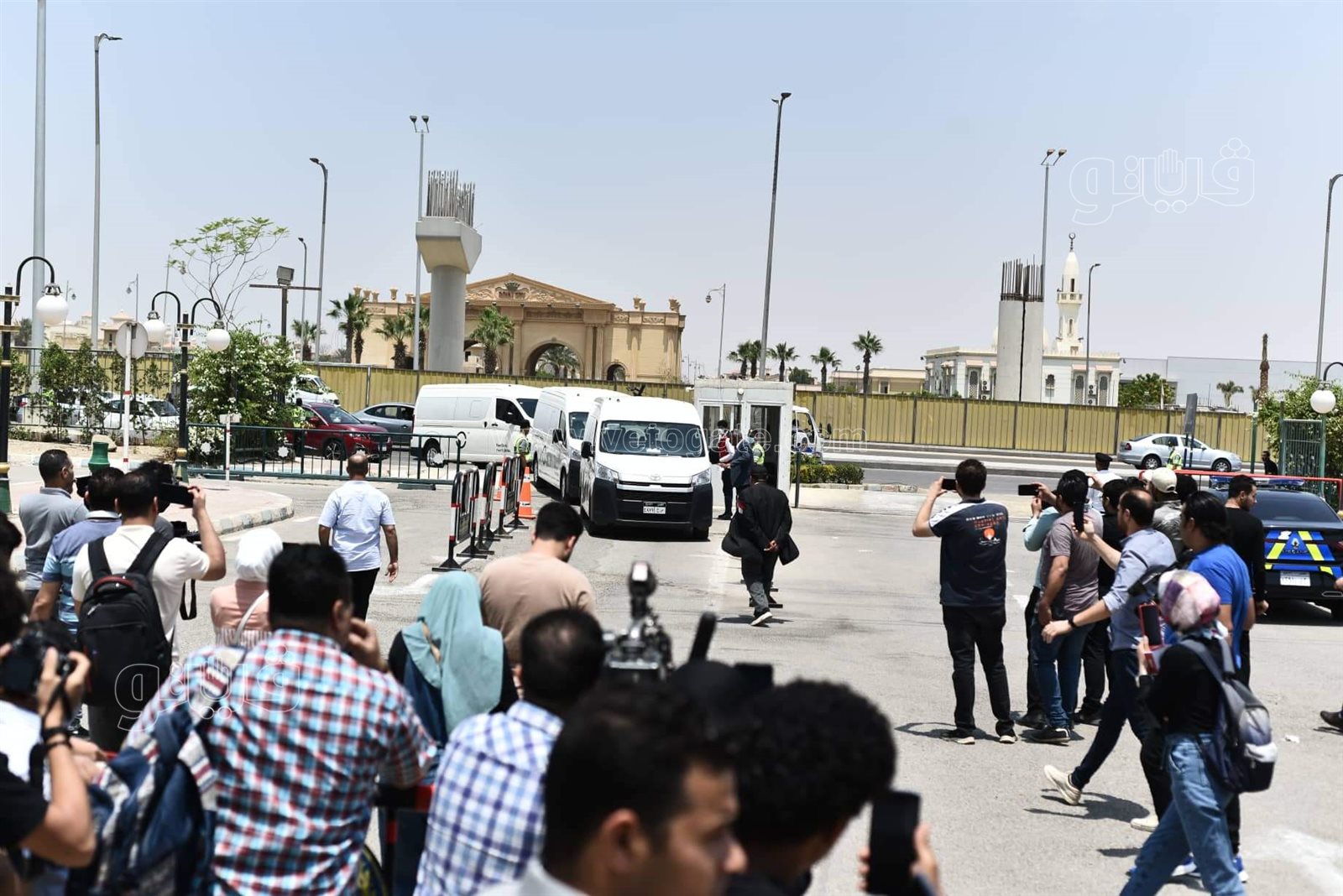 وصول جثمان سمير صبري لمسجد الشرطة (1)