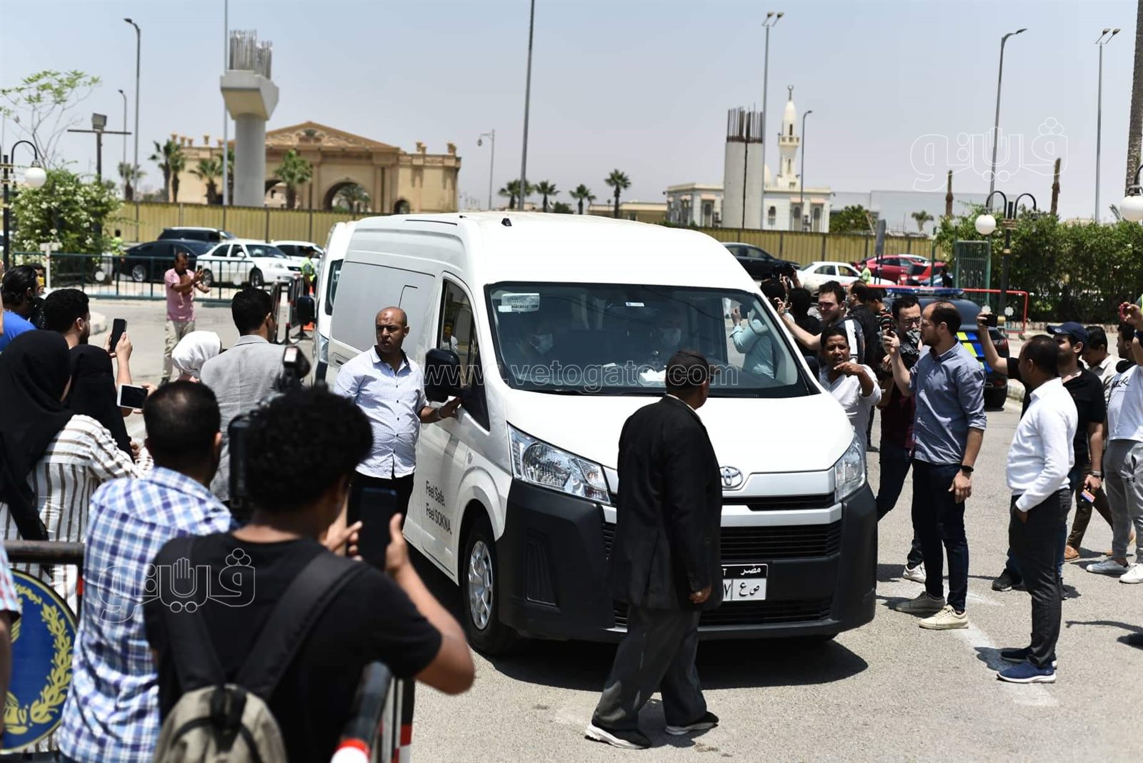 وصول جثمان سمير صبري لمسجد الشرطة (2)