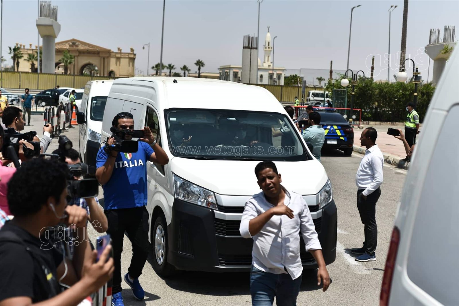 وصول جثمان سمير صبري لمسجد الشرطة (3)