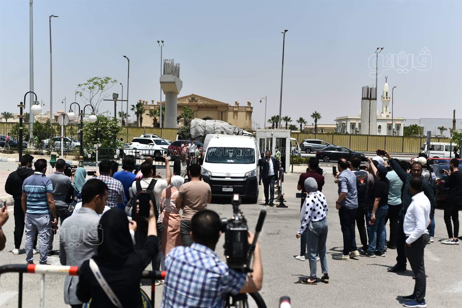 وصول جثمان سمير صبري لمسجد الشرطة (5)