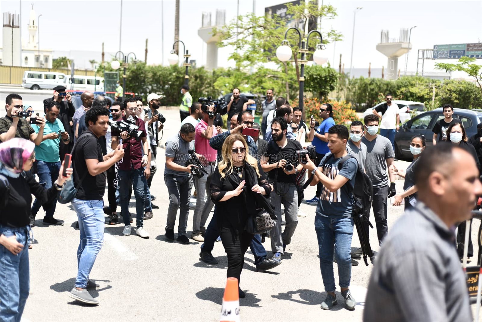 سميرة أحمد وميرفت أمين وأشرف زكي في جنازة سمير صبري (5)