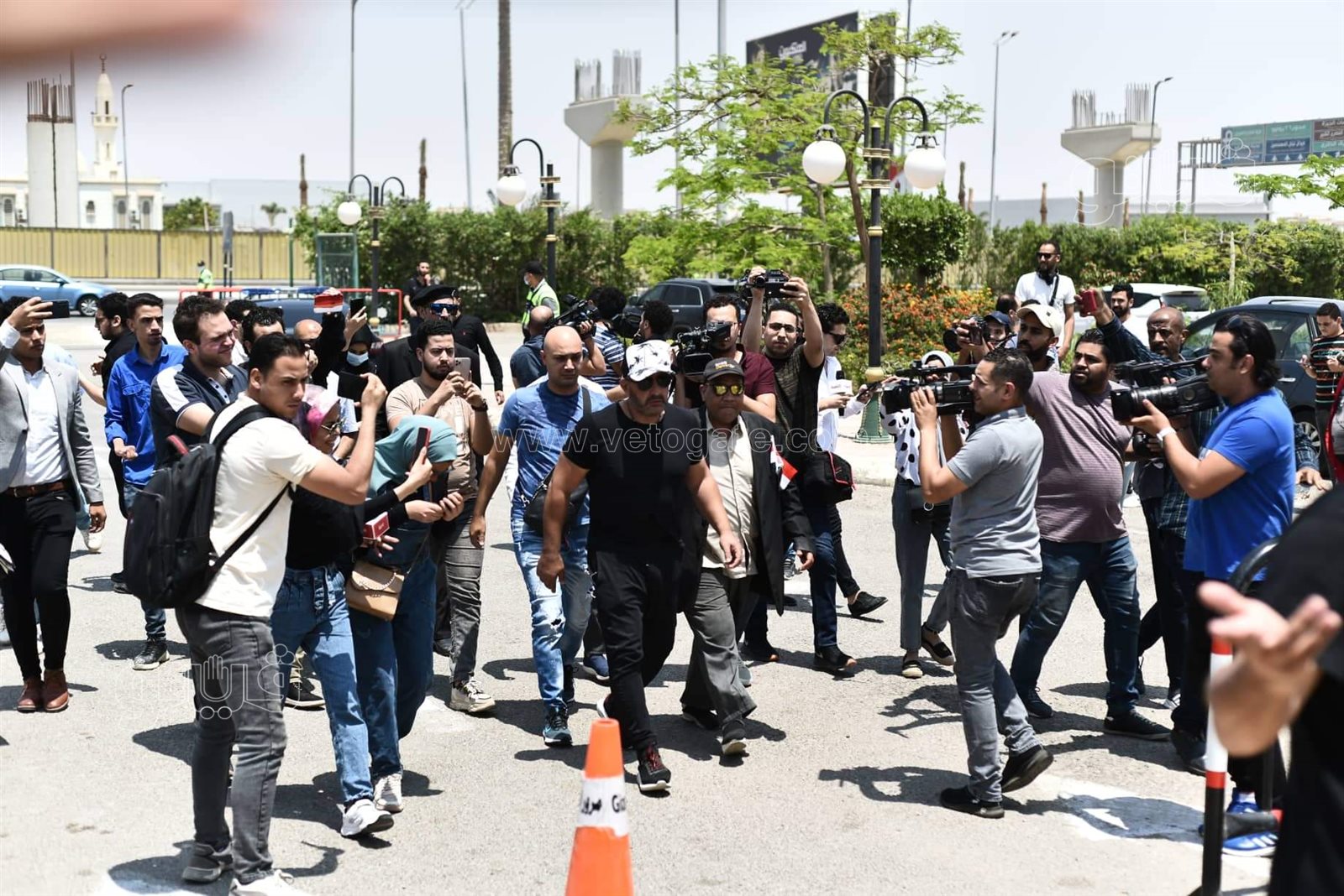 أحمد السقا يودع سمير صبري الله يرحمه ويحسن إليه (2)