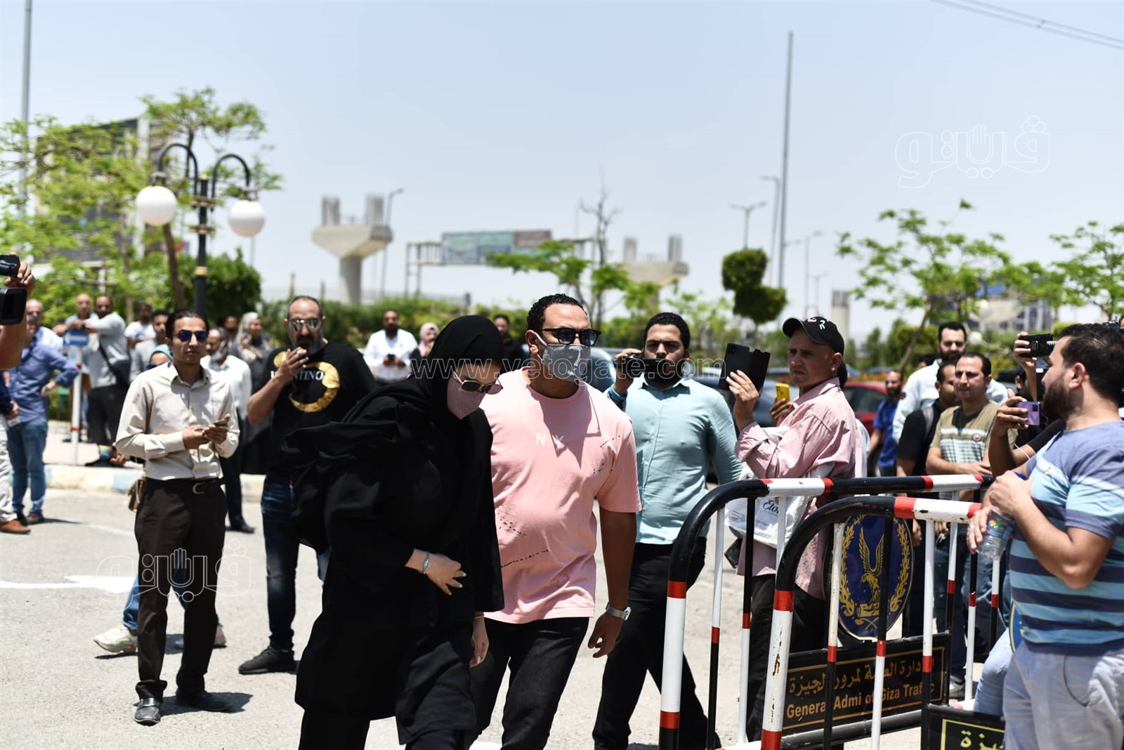 هنادي مهنا وزوجها أحمد خالد صالح ومحمد العدل في جنازة سمير صبري (1)