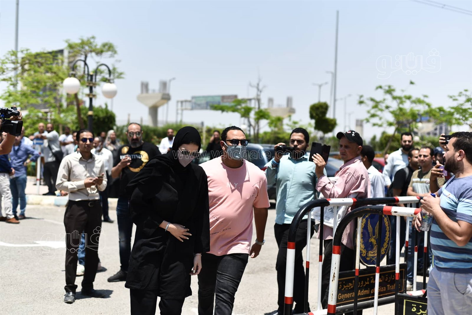 هنادي مهنا وزوجها أحمد خالد صالح ومحمد العدل في جنازة سمير صبري (2)