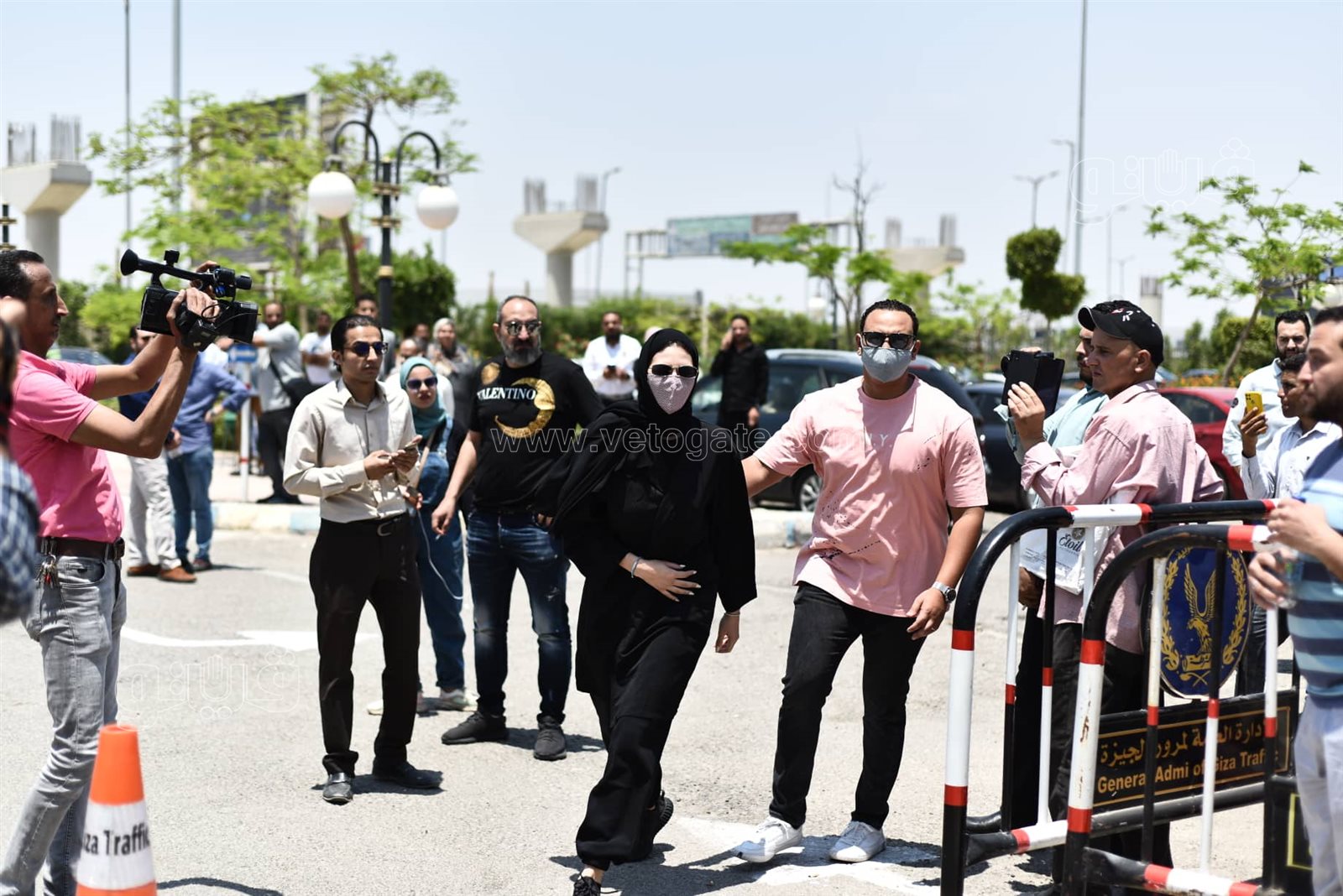 هنادي مهنا وزوجها أحمد خالد صالح ومحمد العدل في جنازة سمير صبري (3)