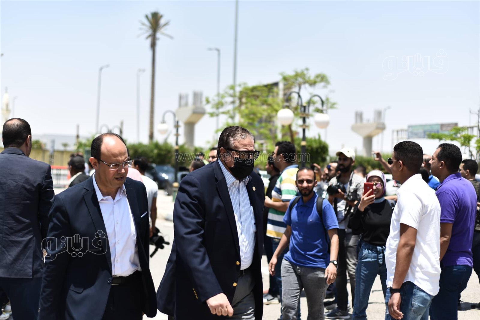 هنادي مهنا وزوجها أحمد خالد صالح ومحمد العدل في جنازة سمير صبري (4)