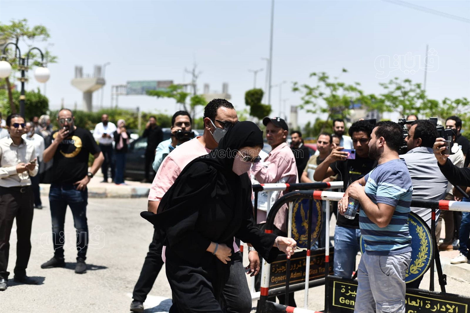 هنادي مهنا وزوجها أحمد خالد صالح ومحمد العدل في جنازة سمير صبري (5)