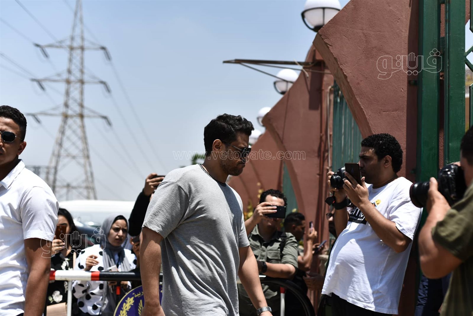 هنادي مهنا وزوجها أحمد خالد صالح ومحمد العدل في جنازة سمير صبري (6)