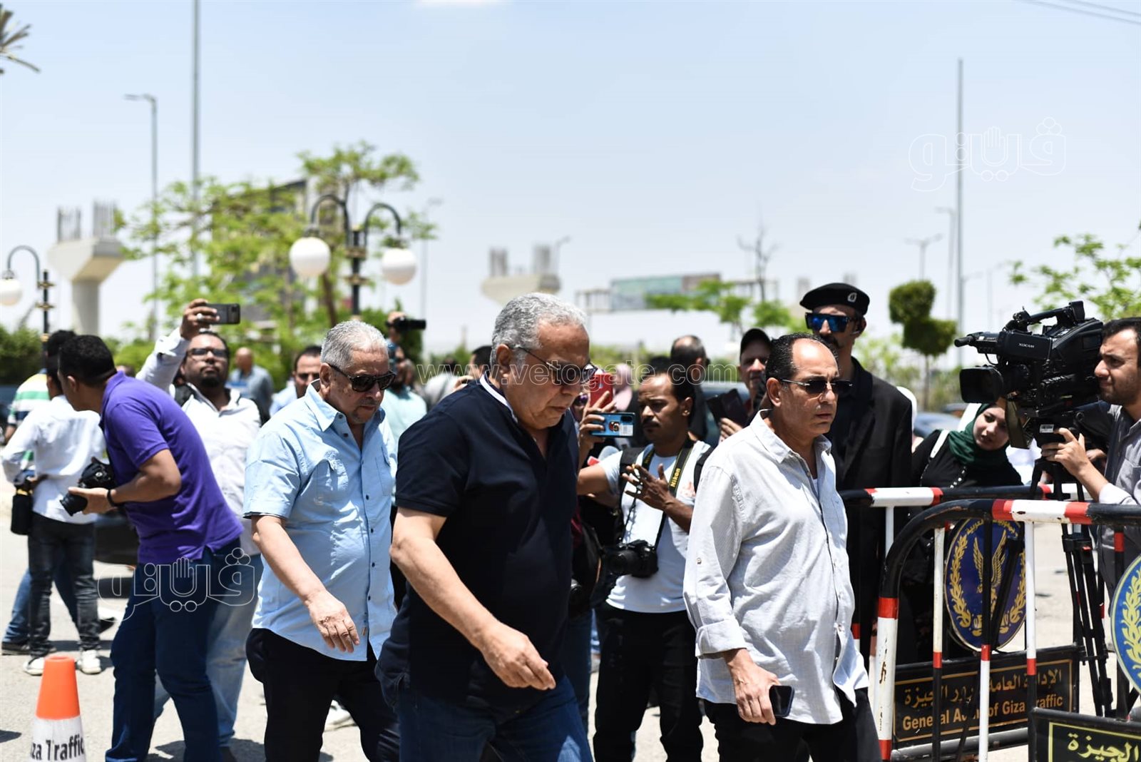 هنادي مهنا وزوجها أحمد خالد صالح ومحمد العدل في جنازة سمير صبري (7)