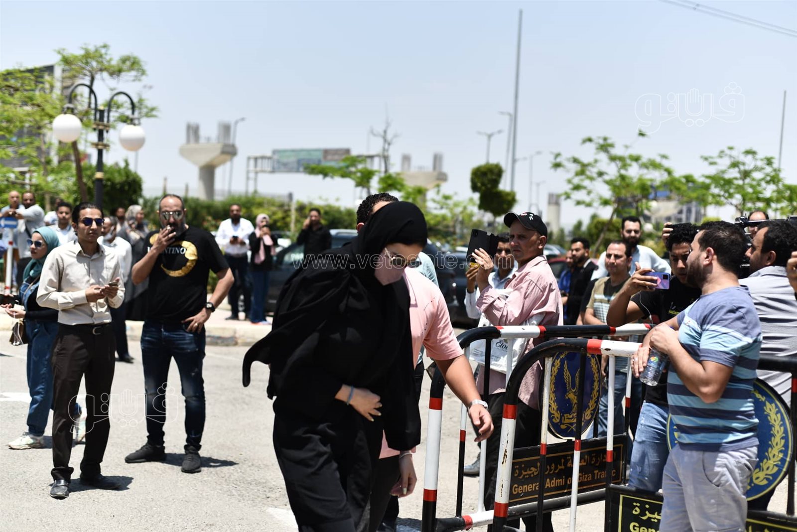 هنادي مهنا وزوجها أحمد خالد صالح ومحمد العدل في جنازة سمير صبري (8)