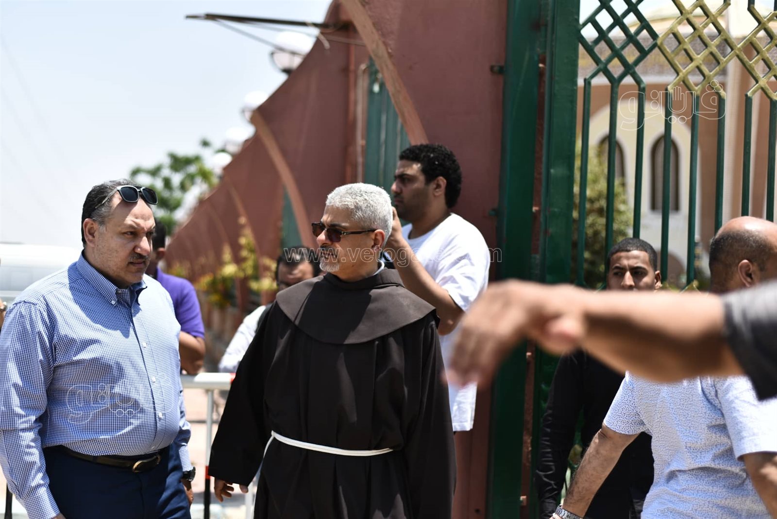 يسرا وليلى علوي والسقا في جنازة سمير صبري (1)