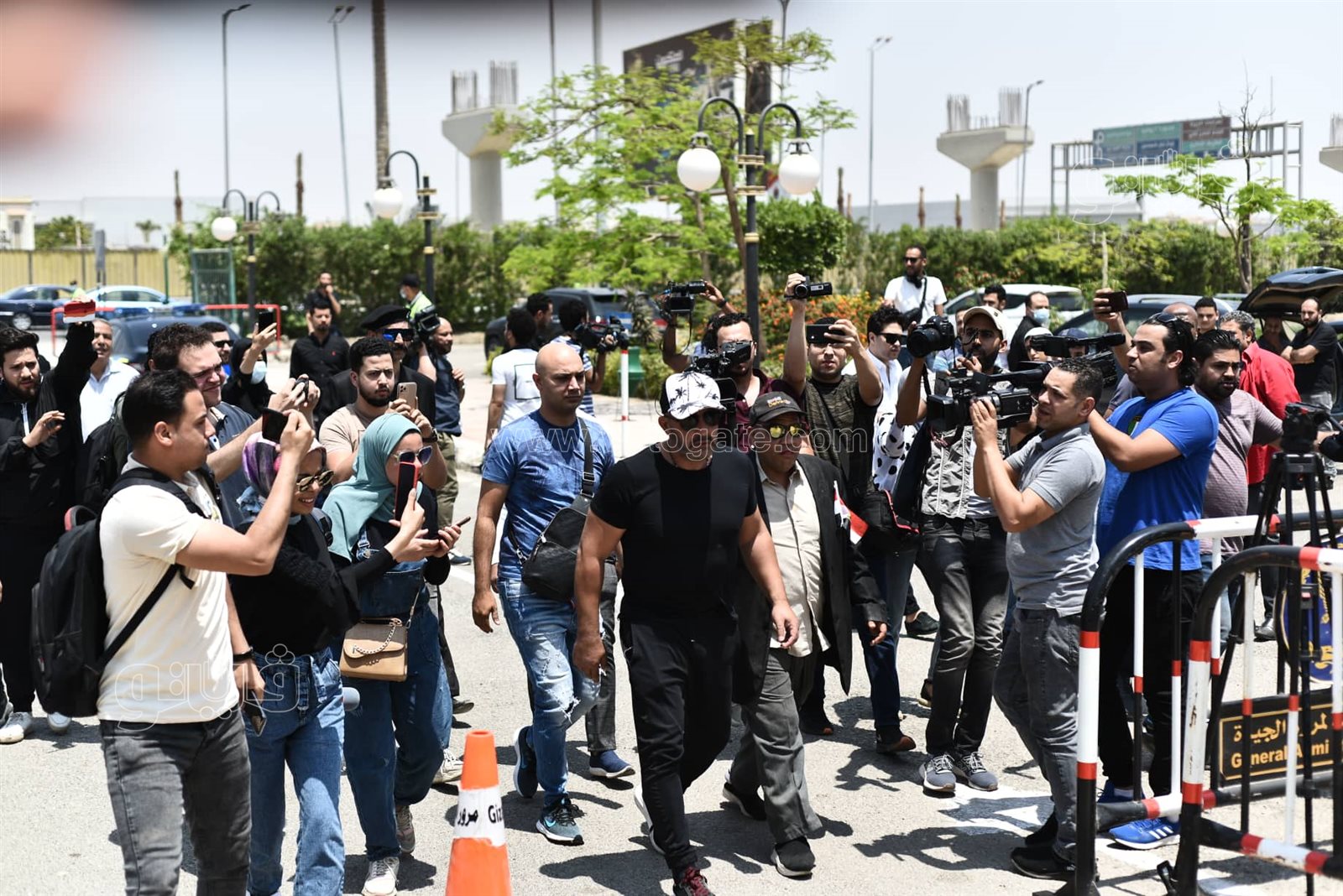 يسرا وليلى علوي والسقا في جنازة سمير صبري (2)