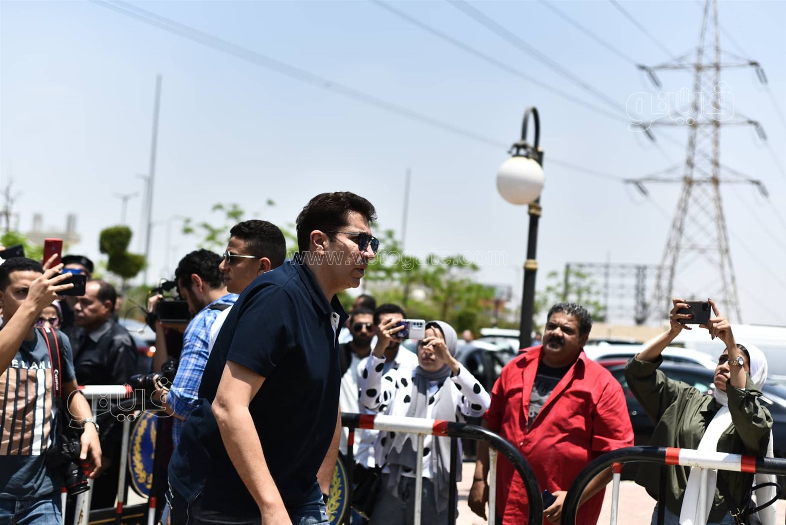 يسرا وليلى علوي والسقا في جنازة سمير صبري (3)