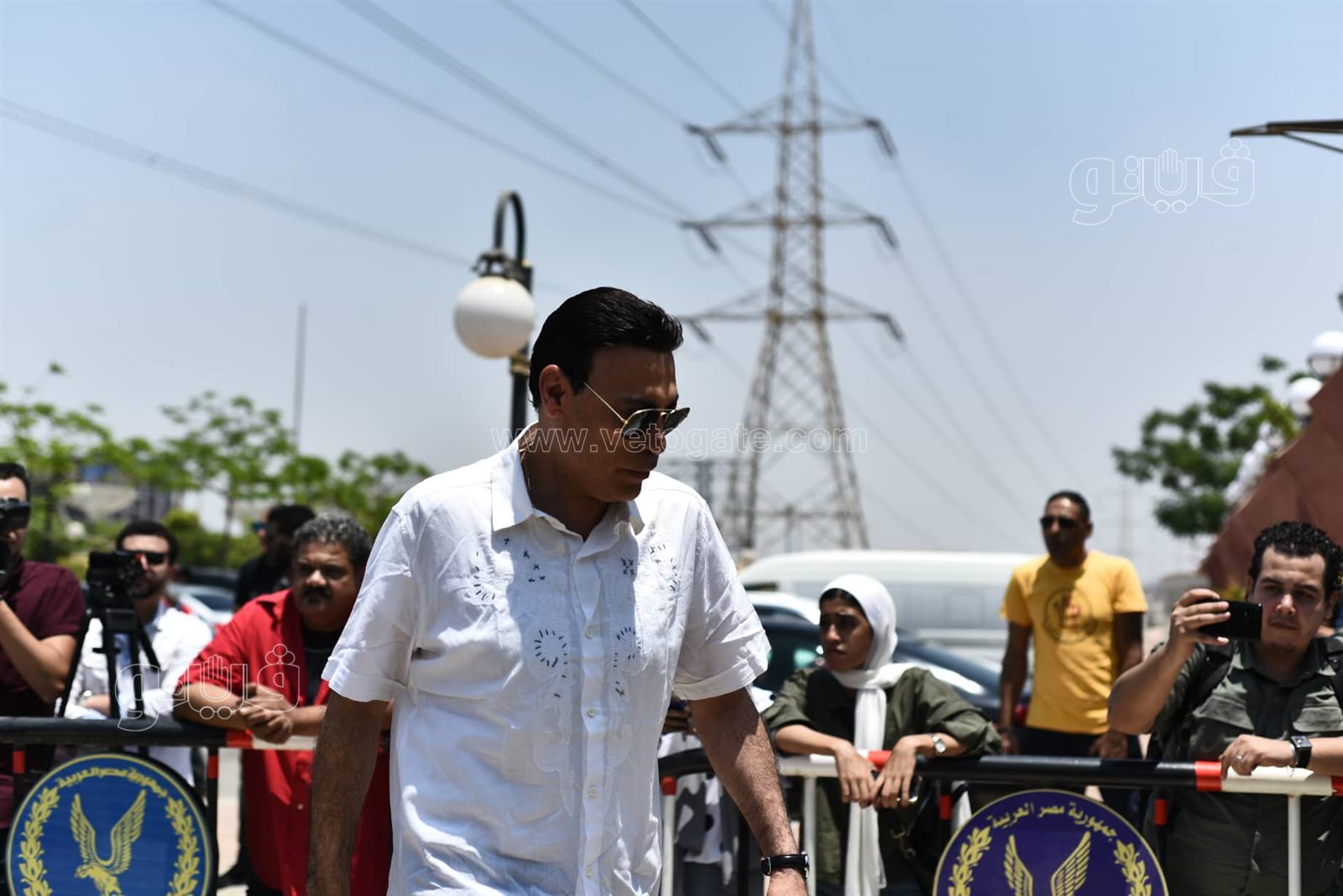 يسرا وليلى علوي والسقا في جنازة سمير صبري (6)