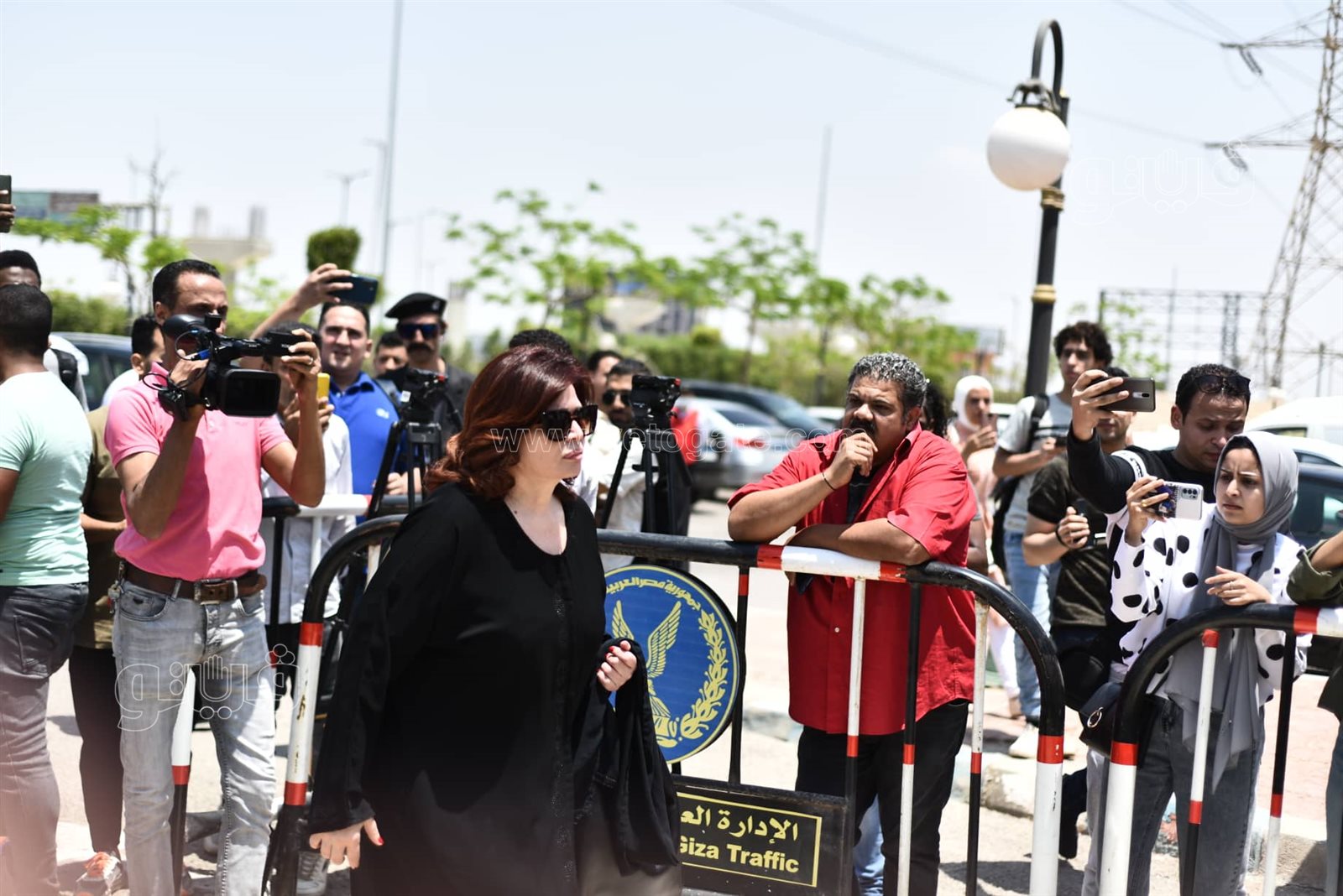 دنيا سمير غانم وإلهام شاهين وسهير رمزي في جنازة سمير صبري (4)