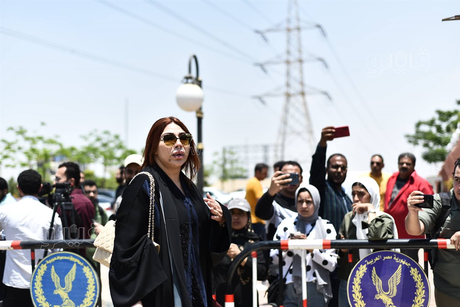 دنيا سمير غانم وإلهام شاهين وسهير رمزي في جنازة سمير صبري (5)