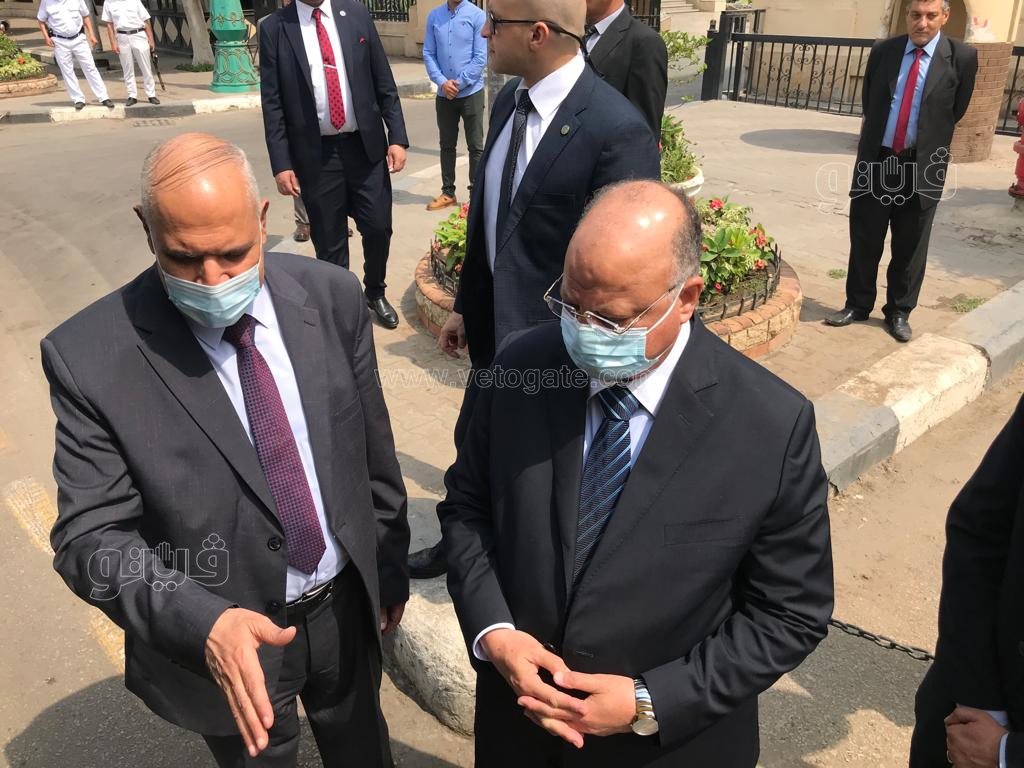 محافظ القاهرة يتفقد أول أتوبيس يعمل بالغاز الطبيعي (2)