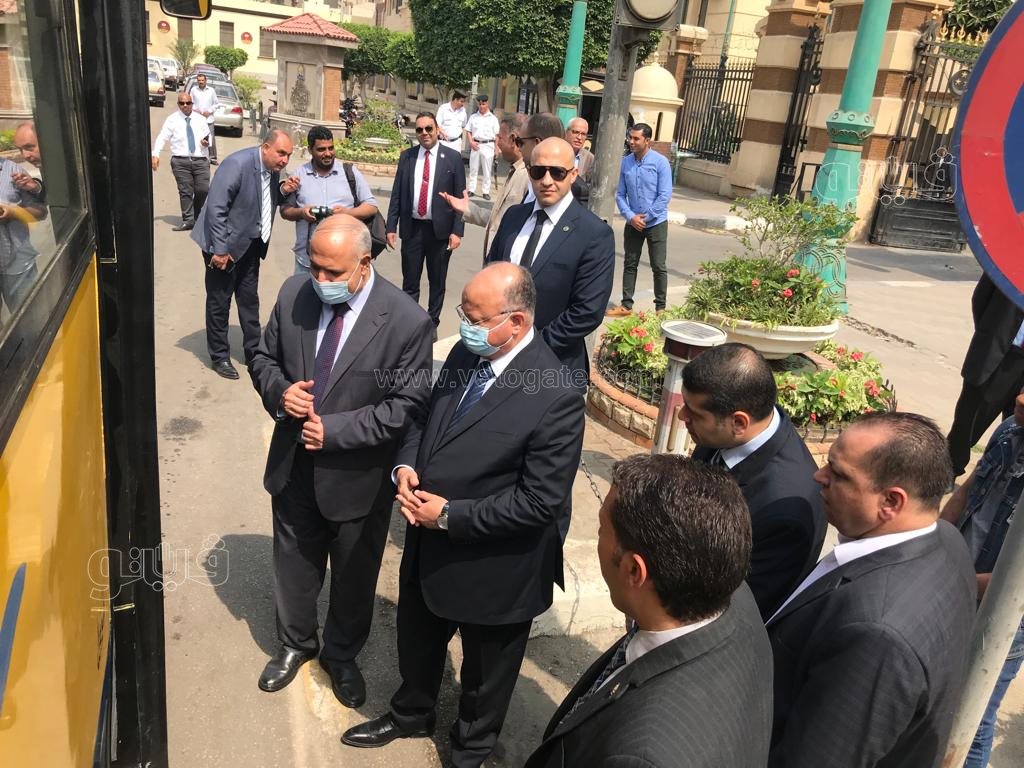 محافظ القاهرة يتفقد أول أتوبيس يعمل بالغاز الطبيعي (4)