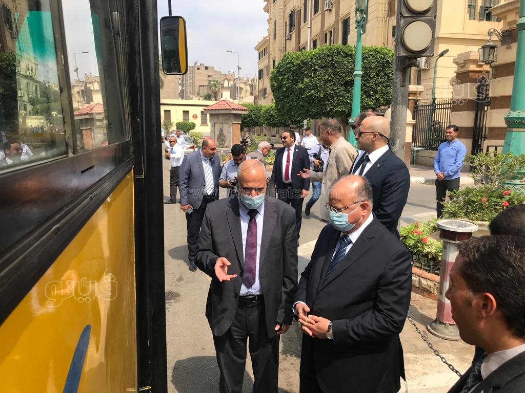 محافظ القاهرة يتفقد أول أتوبيس يعمل بالغاز الطبيعي (5)