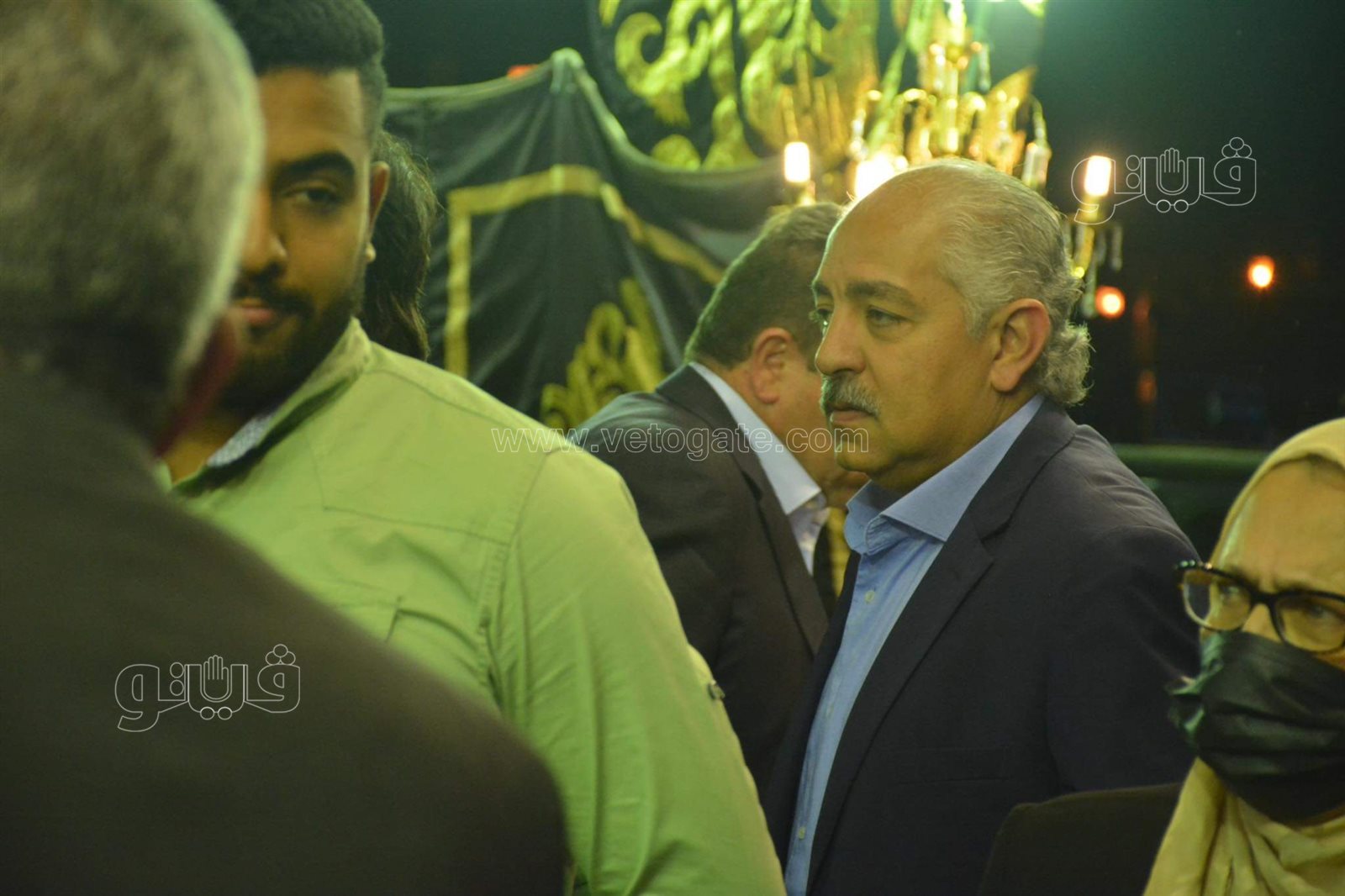 العامري فاروق وصبري فواز ومحمد العدل في عزاء والد محمد سراج (1)