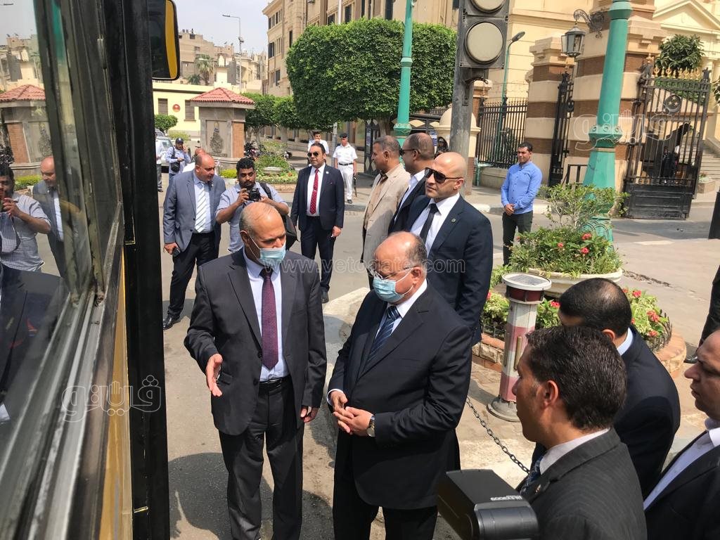 محافظ القاهرة يتفقد أول أتوبيس يعمل بالغاز الطبيعي (7)