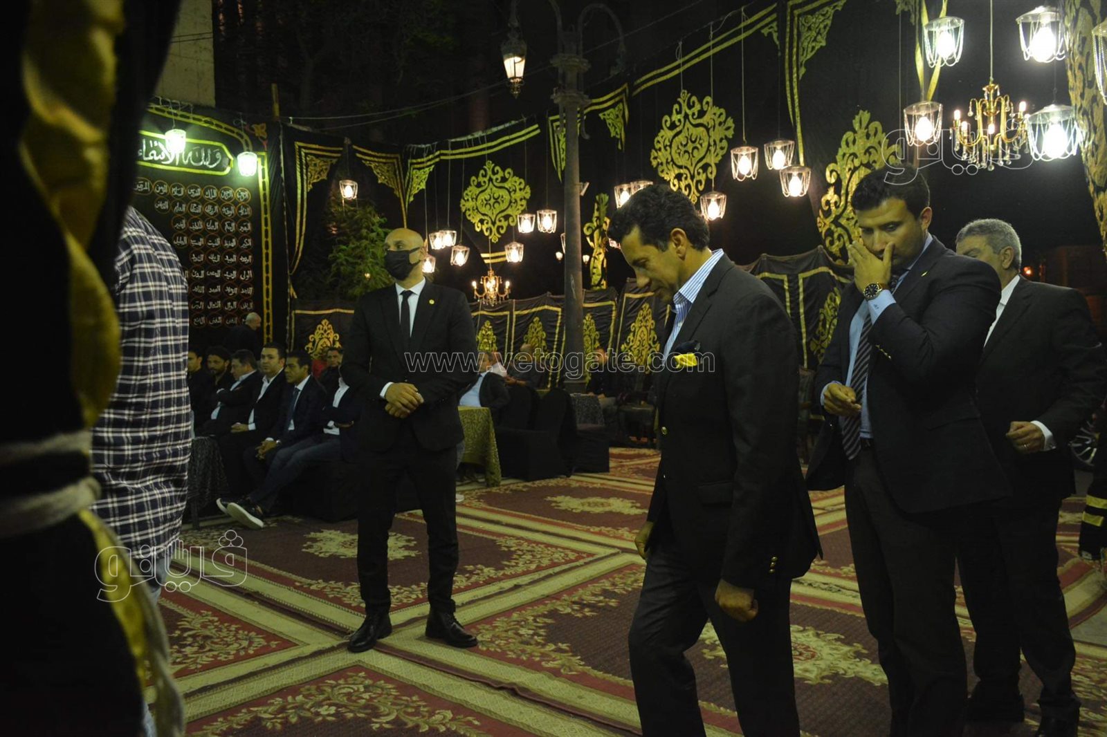 العامري فاروق وصبري فواز ومحمد العدل في عزاء والد محمد سراج (4)