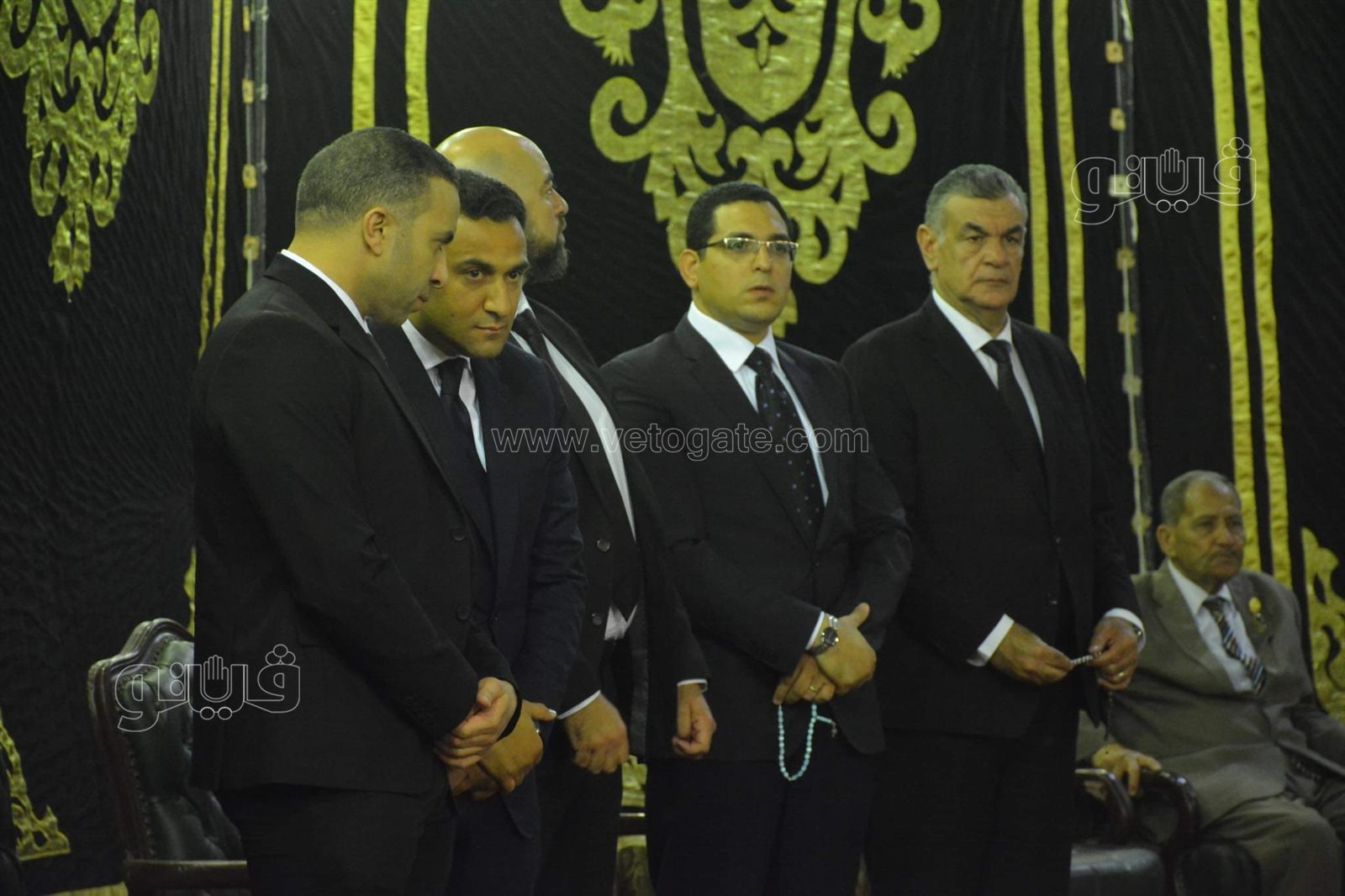 العامري فاروق وصبري فواز ومحمد العدل في عزاء والد محمد سراج (6)