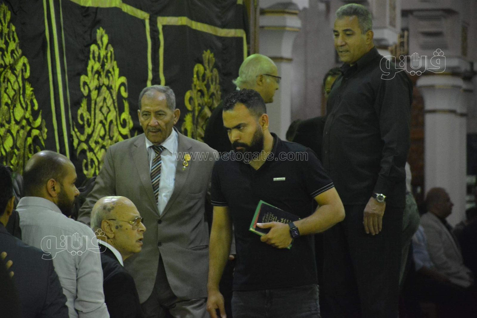 العامري فاروق وصبري فواز ومحمد العدل في عزاء والد محمد سراج (9)