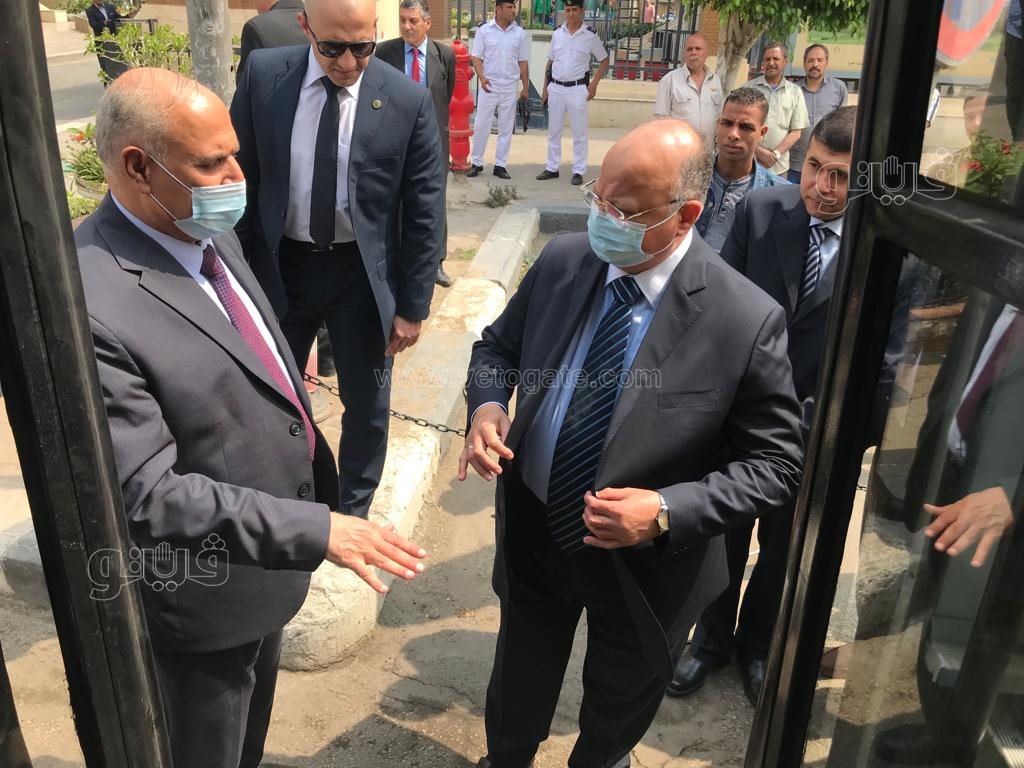 محافظ القاهرة يتفقد أول أتوبيس يعمل بالغاز الطبيعي (8)