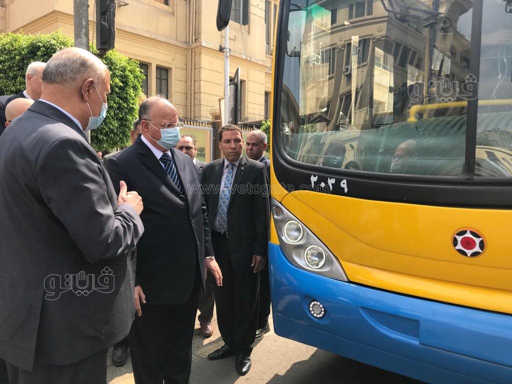 محافظ القاهرة يتفقد أول أتوبيس يعمل بالغاز الطبيعي (9)