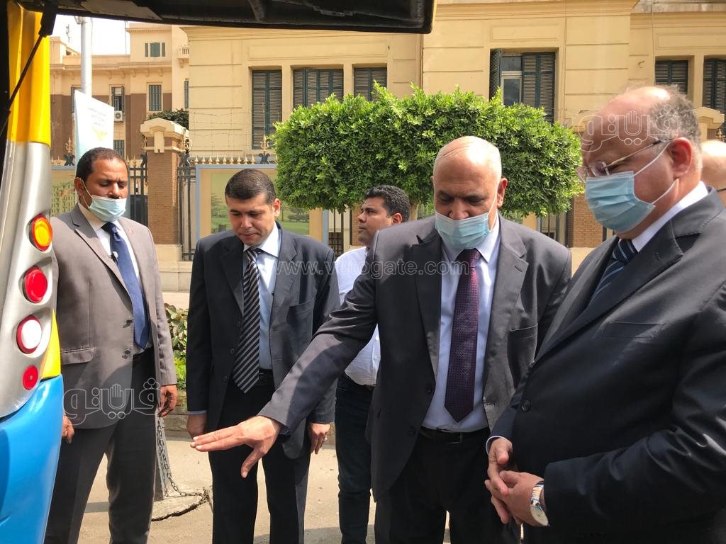 محافظ القاهرة يتفقد أول أتوبيس يعمل بالغاز الطبيعي (11)