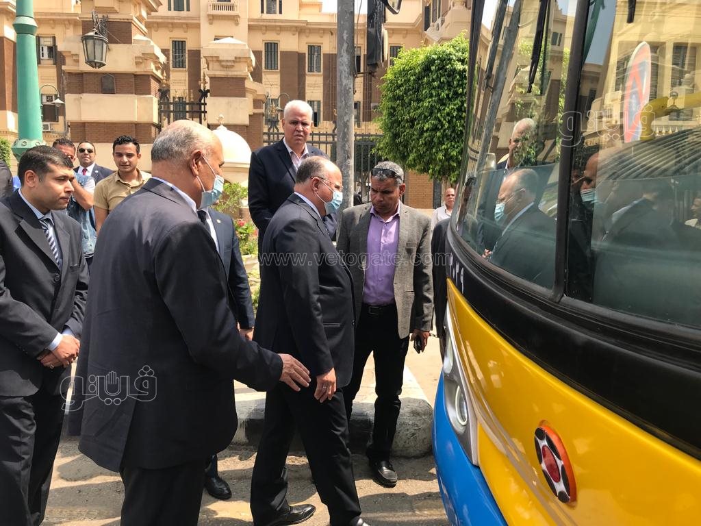محافظ القاهرة يتفقد أول أتوبيس يعمل بالغاز الطبيعي (12)